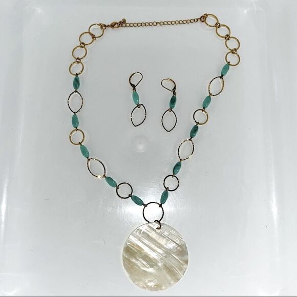 Avon GoldTone Link Necklace Earrings Green Oval Stones White Pearlescent Pendant - Picture 2 of 10